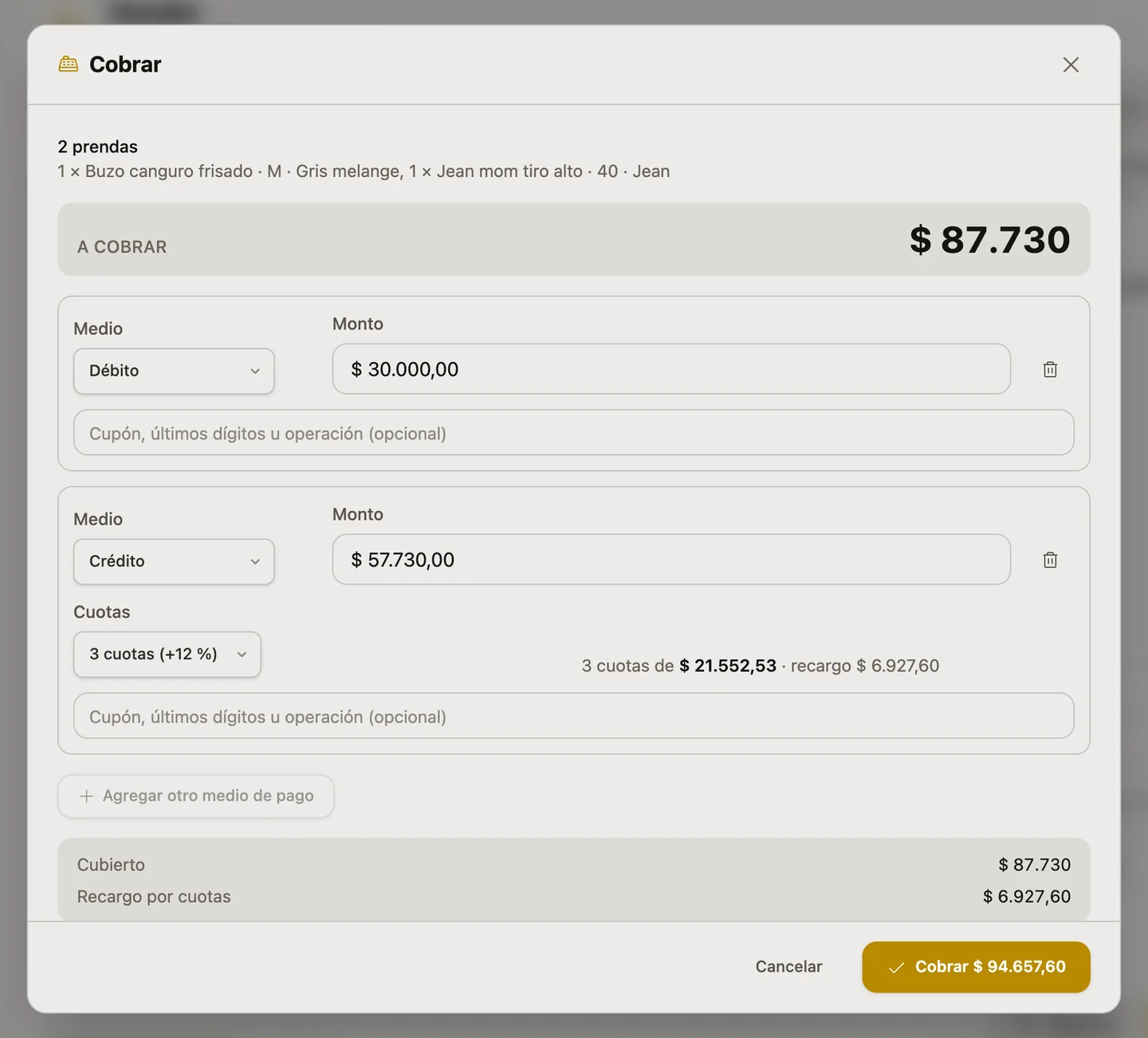 La ventana Cobrar con $ 87.730 a cobrar dividido en dos medios: $ 30.000 con débito y $ 57.730 con crédito en 3 cuotas con 12 % de recargo, que muestra el valor de cada cuota; abajo, lo cubierto, el recargo por cuotas y el botón para cobrar $ 94.657,60.