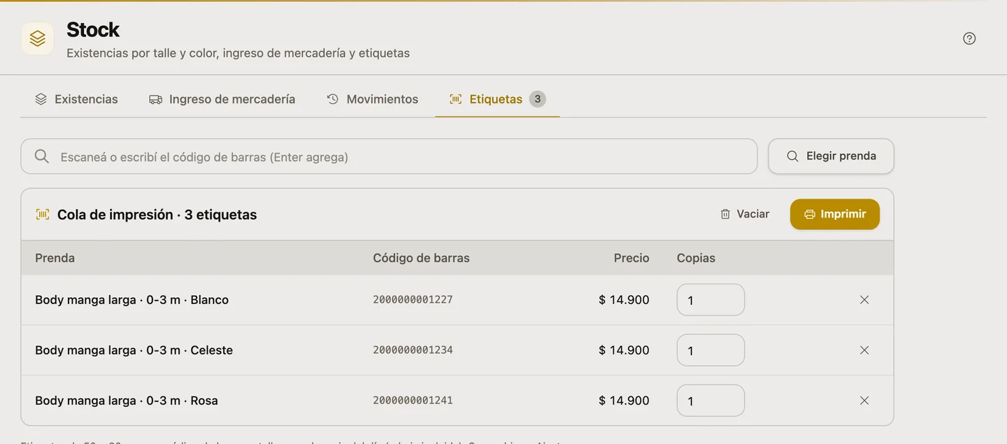 La pestaña Etiquetas del stock: el buscador para escanear o escribir un código de barras y la cola de impresión con tres etiquetas de un body manga larga en talle 0-3 meses, cada una con su color, su código de barras, el precio y las copias, y el botón Imprimir.
